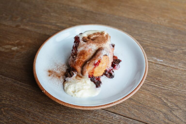 High-Protein Cinnamon Roll Baked Oatmeal: The Perfect Healthy Breakfast